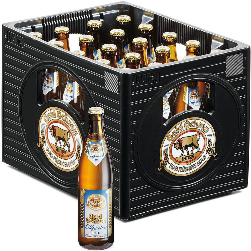 Eine Kiste Gold Ochsen Hefeweizen Hell 20x 0,5L (MEHRWEG) Flaschen mit einer Flasche vorne dran, gebraut von Gold Ochsen für einen unverwechselbaren, aromatischen Geschmack.
