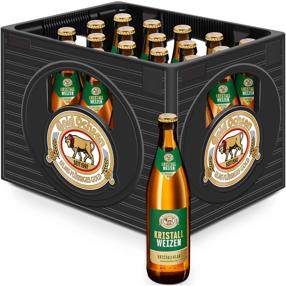 Eine Kiste Gold Ochsen Kristallweizen 20x 0,5 Liter (MEHRWEG) Flaschen von Gold Ochsen, mit einer Flasche im Vordergrund.