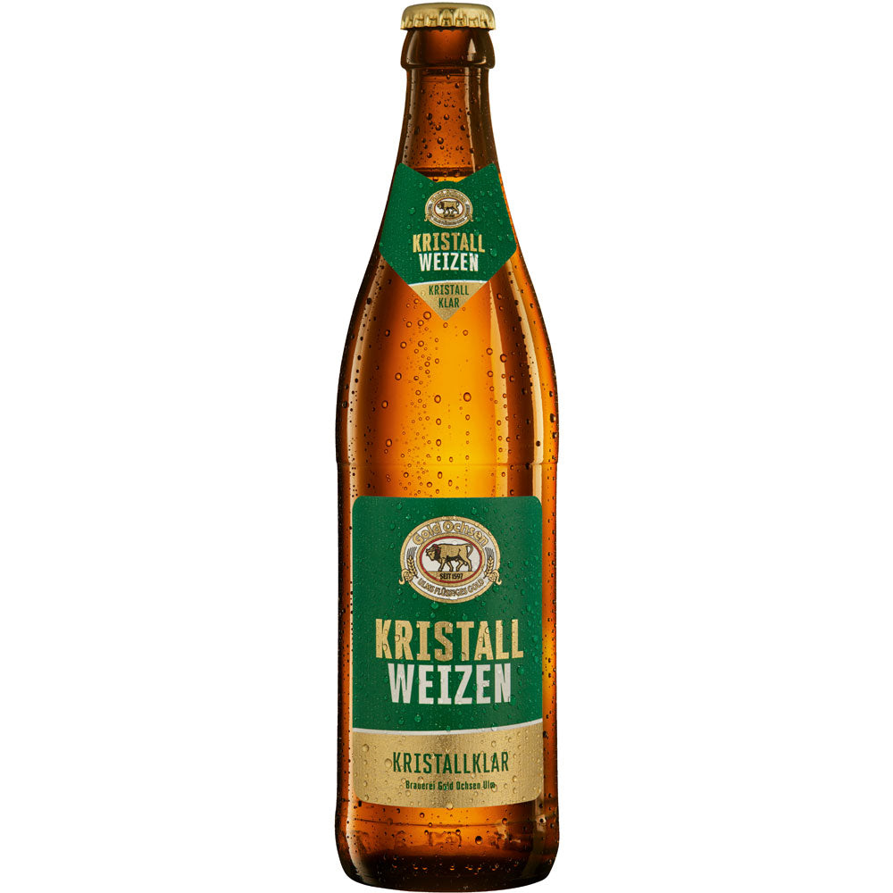 Eine Gold Ochsen Kristallweizen 20x 0,5 Liter (MEHRWEG) Braunglasflasche mit einem grün-goldenen Etikett ist vor einem weißen Hintergrund abgebildet, der das kristallklare Bier im Inneren hervorhebt.