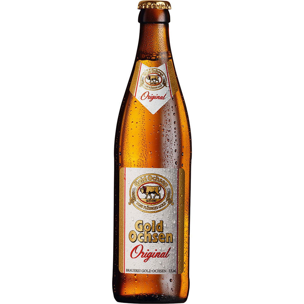 Eine gekühlte Gold Ochsen Original 20x 0,5 Liter (MEHRWEG) Flasche mit sichtbarem Kondenswasser und dem Gold Ochsen Etikett steht vor einem weißen Hintergrund.