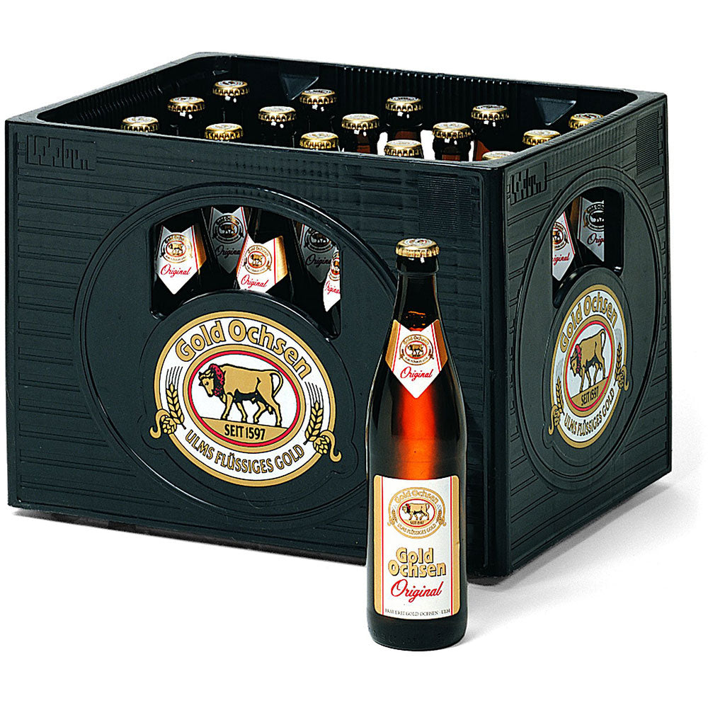 Eine Kiste Gold Ochsen Original 20x 0,5 Liter (MEHRWEG) Bier von Gold Ochsen, mit einer einzelnen Flasche vor der Kiste.