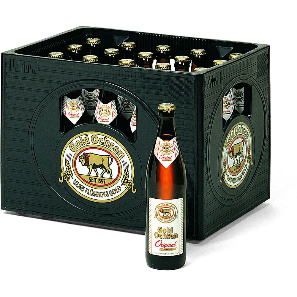 Ein Kasten Gold Ochsen Original Alkoholfrei 24x 0,33L (MEHRWEG) Bierflaschen von Gold Ochsen, mit einer alkoholfreien Bierflasche im Vordergrund.