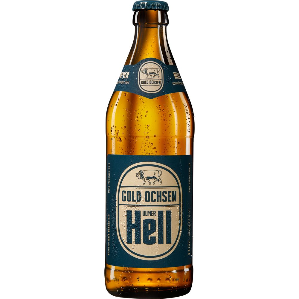 Eine braune Flasche Gold Ochsen Ulmer Hell 20x 0,5 Liter (MEHRWEG) von Gold Ochsen, ein süddeutsches Helles mit blau-beigem Etikett, steht auf weißem Grund - traditionell gebraut für authentischen Geschmack.