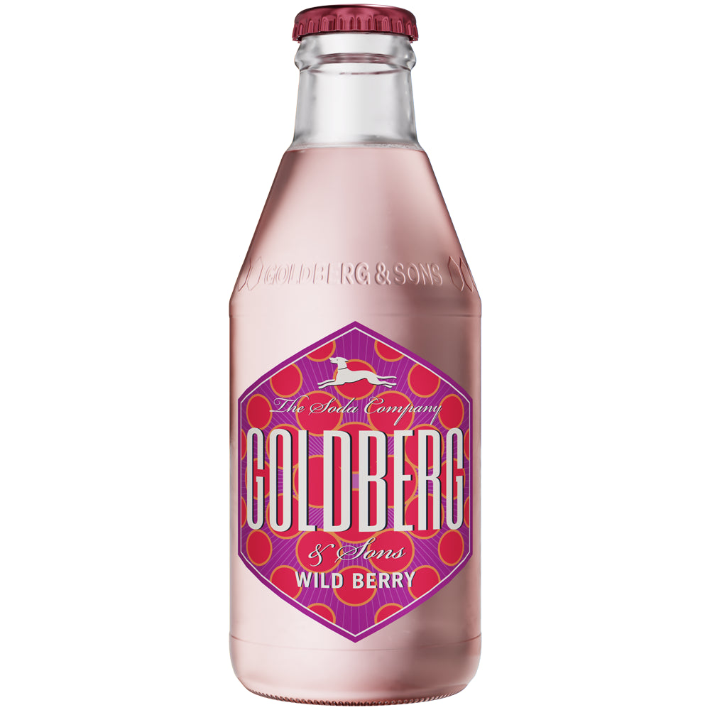 Eine durchsichtige PET-Flasche „GOLDBERG & SONS Goldberg Wild Berry“ (24 x 0,2 Liter MEHRWEG) enthält eine leuchtend rosa Flüssigkeit und besticht durch ein auffälliges Etikett – ideal zum Mixen köstlicher Longdrinks oder um den erfrischenden Beerenmix-Geschmack pur zu genießen.