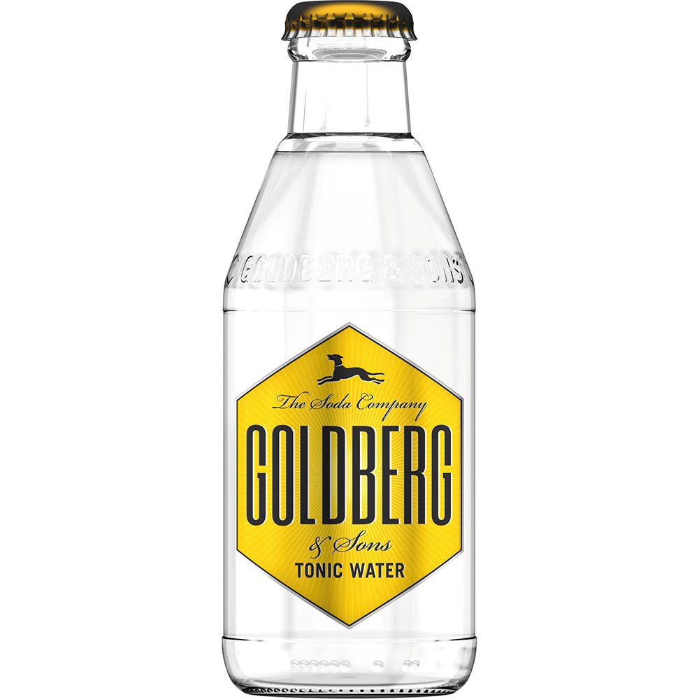 Eine Klarglasflasche GOLDBERG & SONS Tonic Water 0,2L (MEHRWEG) aus dem 24er-Pack mit einem gelben sechseckigen Etikett und einem erfrischenden Chinin-Aroma.