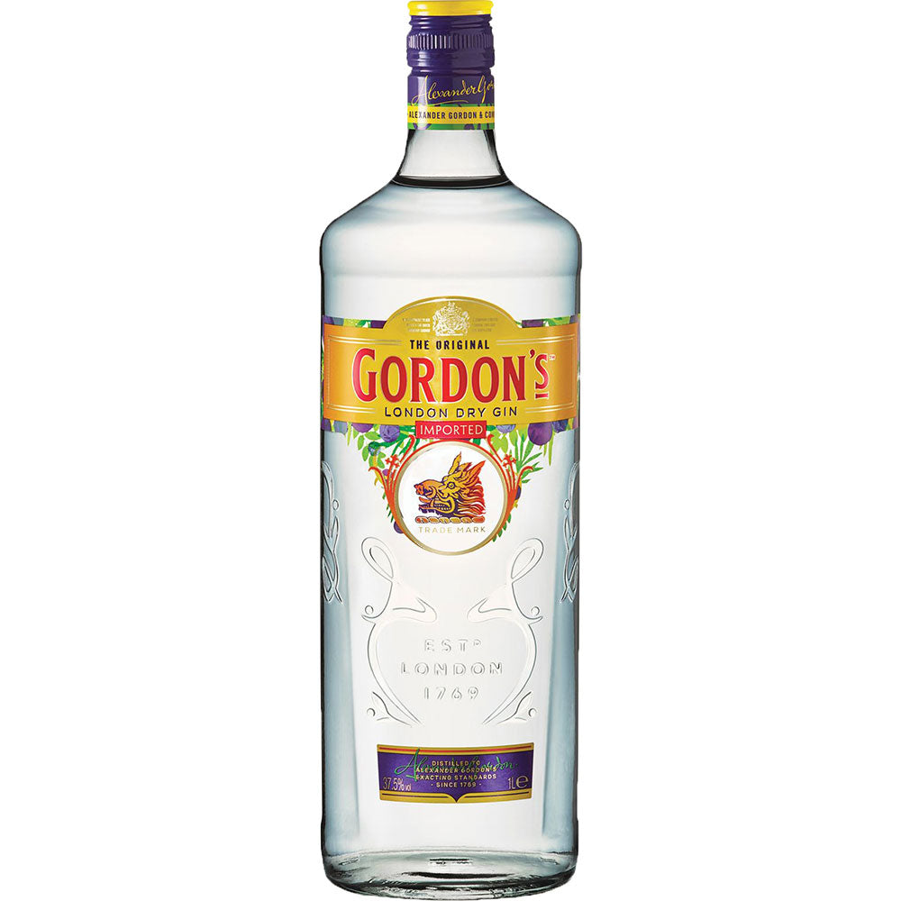 Eine 0,7-Liter-Flasche Gordon's Gin Dry Gin 37,5% mit gelbem und violettem Etikett, einem violetten Verschluss und klassischen Wacholder-Noten.