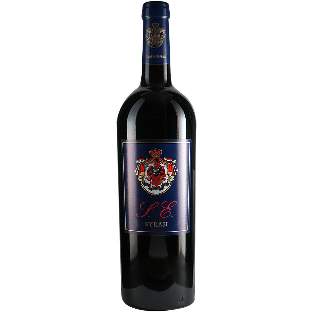 Eine Flasche Graf Neipperg Syrah S.E. Große Reserve 2018, ein deutscher Rotwein aus Württemberg, mit einem blauen und roten Wappen auf dem Etikett.