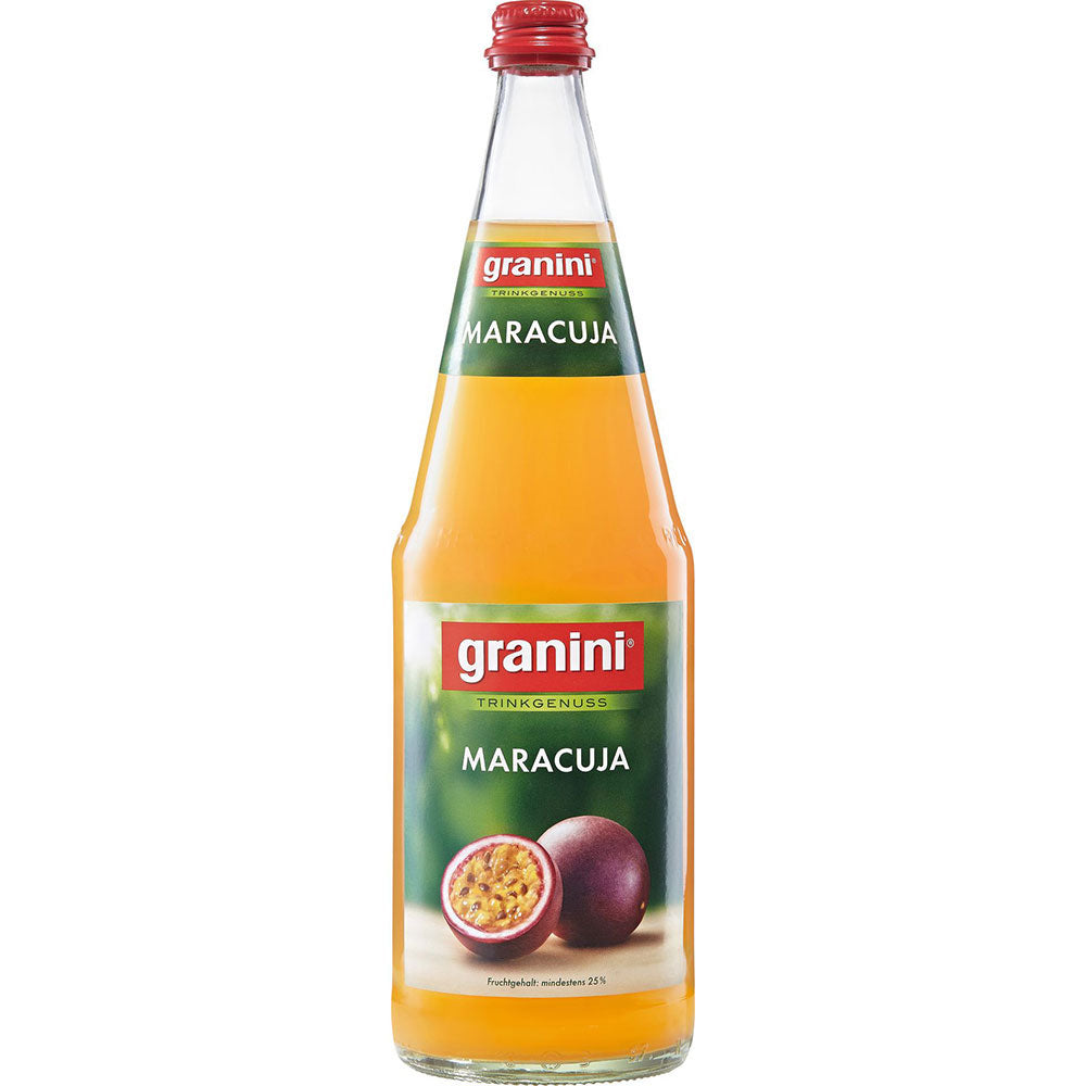 Eine 1L Glasflasche Granini Maracuja Nektar (MEHRWEG) mit grünem Etikett und Passionsfruchtmotiven. Packung mit 6 Stück.