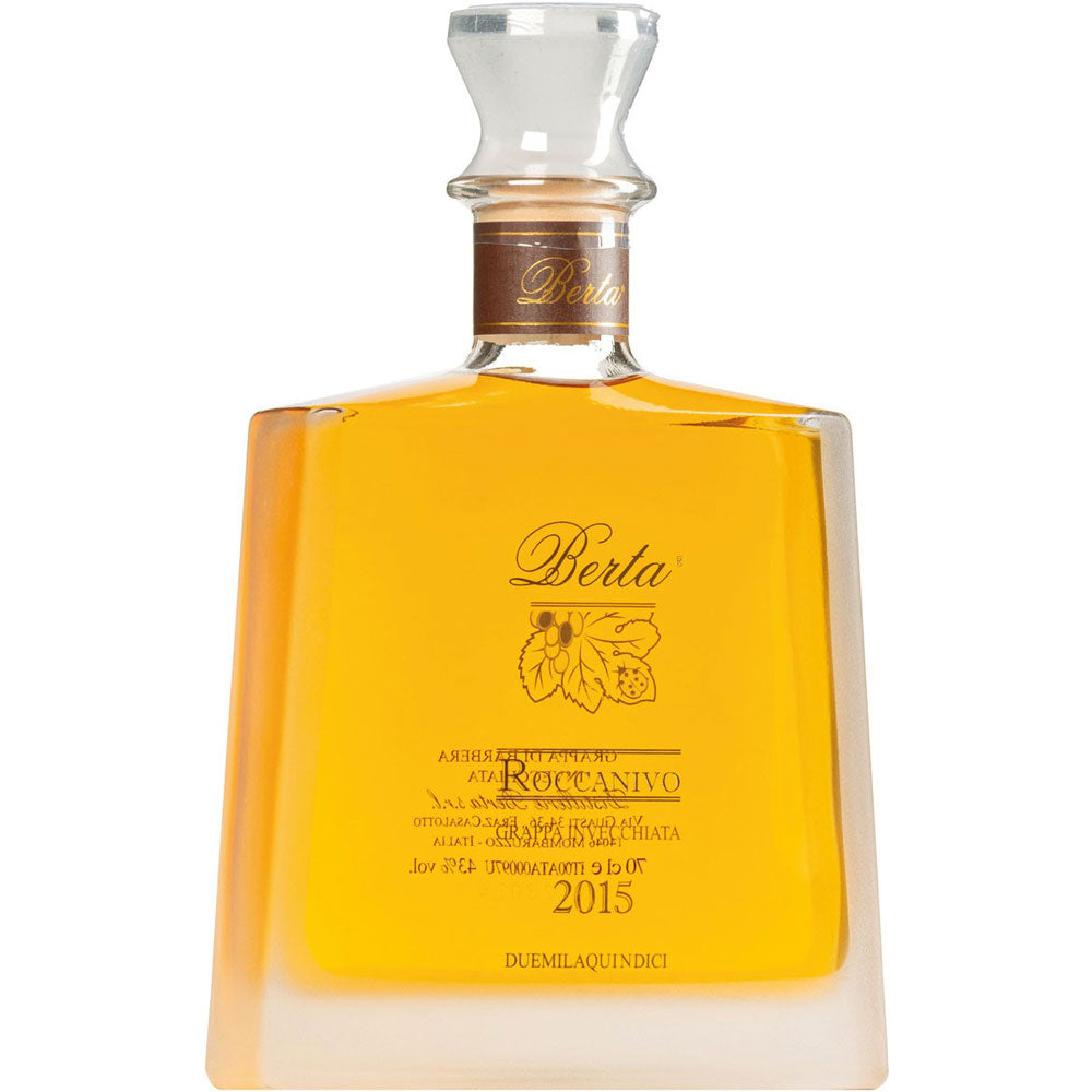Eine 0,7-Liter-Flasche Grappa Berta Roccanivo (43%), ein erstklassiger italienischer Grappa von Barbera-Trester, wird in einer klaren, quadratischen Karaffe mit goldgelber Flüssigkeit geliefert. Marke: Grappa Berta.