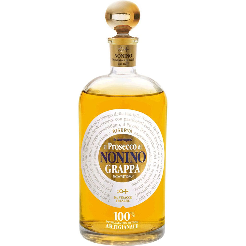 Eine 0,7-Liter-Flasche Grappa Nonino il Prosecco Monovitigno (41%) von Nonino Distillatori, etikettiert in italienischer Sprache - ein authentisches Beispiel für die Handwerkskunst von Grappa Friaul.