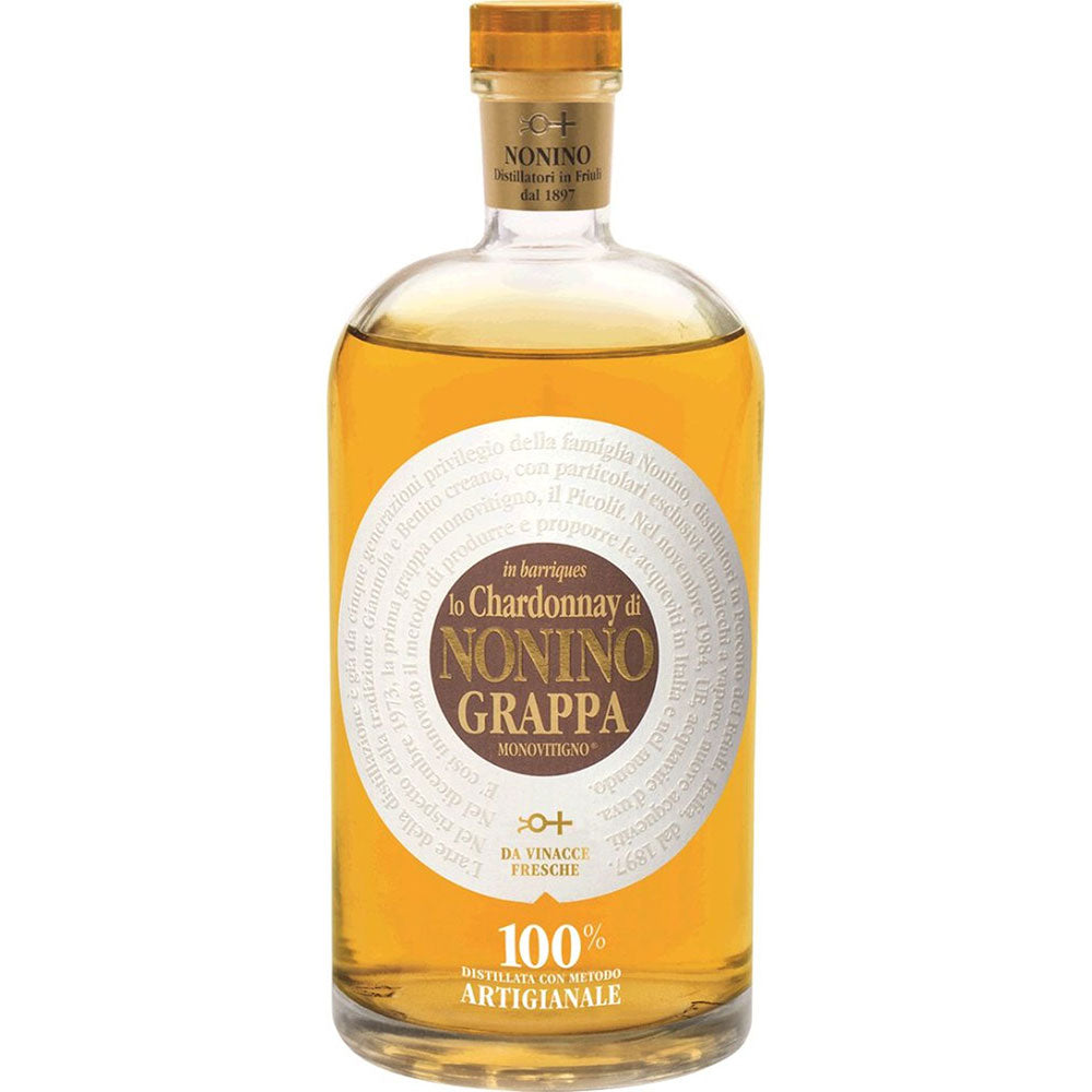 Eine Flasche Grappa Nonino Lo Chardonnay Monovitigno 41% 0,7L von Nonino Distillatori mit einer goldenen Flüssigkeit und einem runden Etikett auf weißem Hintergrund.
