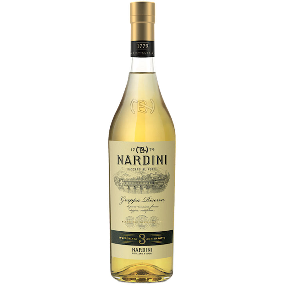 Eine 1-Liter-Flasche Nardini Grappa Nardini Riserva 50%, ein italienischer Grappa mit einem goldenen Verschluss und einem cremefarbenen Etikett mit schwarzer Schrift und einer Gebäudeillustration verziert.