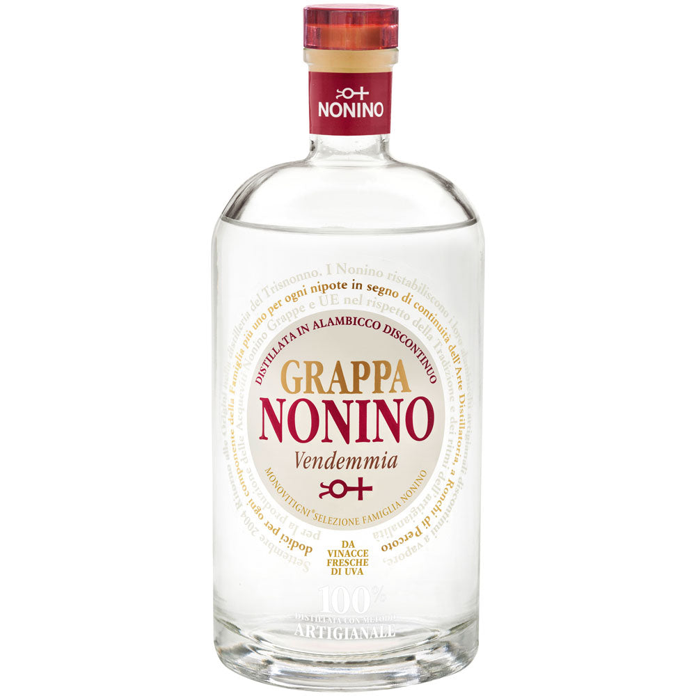Eine klare 0,7-Liter-Flasche Grappa Nonino Vendemmia Bianca 40% von Nonino Distillatori, mit rotem Verschluss und gold-weiß-rotem Etikett - ein eleganter italienischer Digestif.