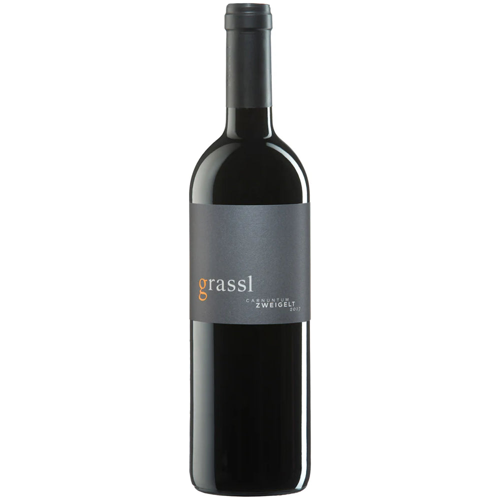Eine Flasche des Rotweins „Grassl Zweigelt Classic Carnuntum DAC 2024“ vom Weingut Philipp Grassl, der sich durch sein dunkelgraues Etikett mit auffälliger orange-weißer Beschriftung auszeichnet.