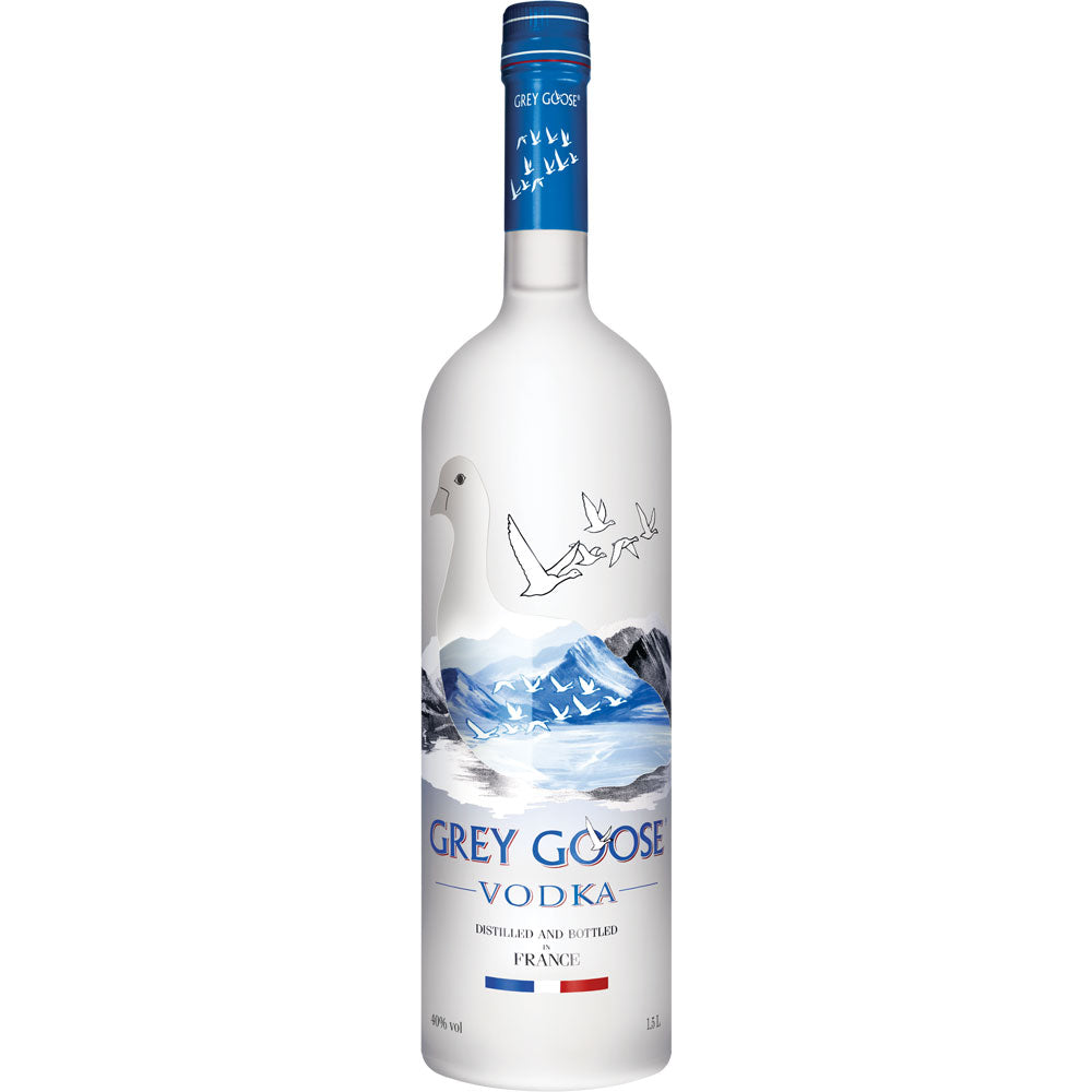 Eine 1,5-Liter-Flasche Grey Goose Original Vodka (40%) der Marke Grey Goose mit blauem Verschluss und Etikett mit Berg- und Gänsemotiven.