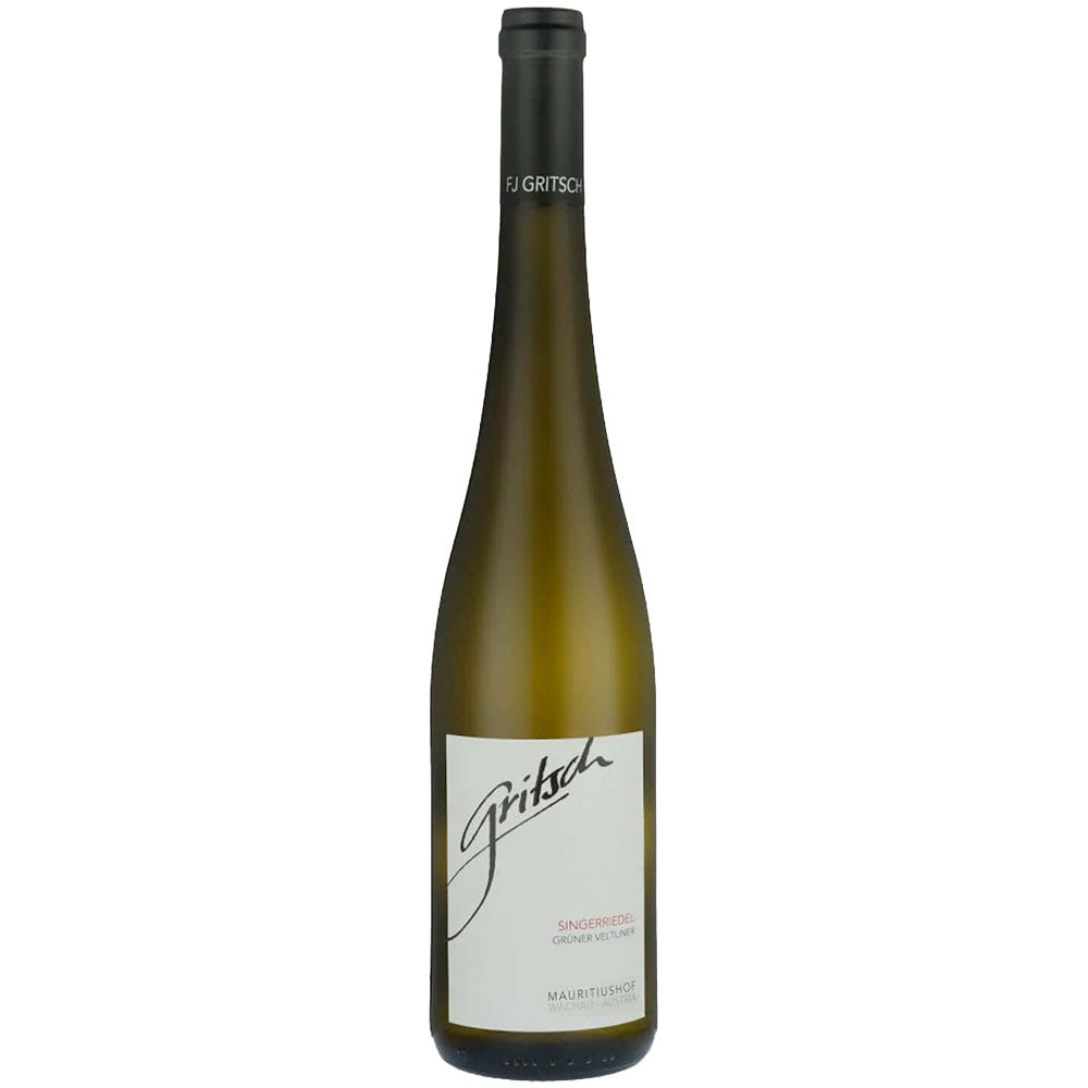 Hohe, schlanke Flasche FJ Gritsch Grüner Veltliner Ried Singerriedel DAC 2024 mit weiß-goldenem Etikett und dunklem Verschluss. Der Wein stammt aus der berühmten Lage Ried Singerriedel.
