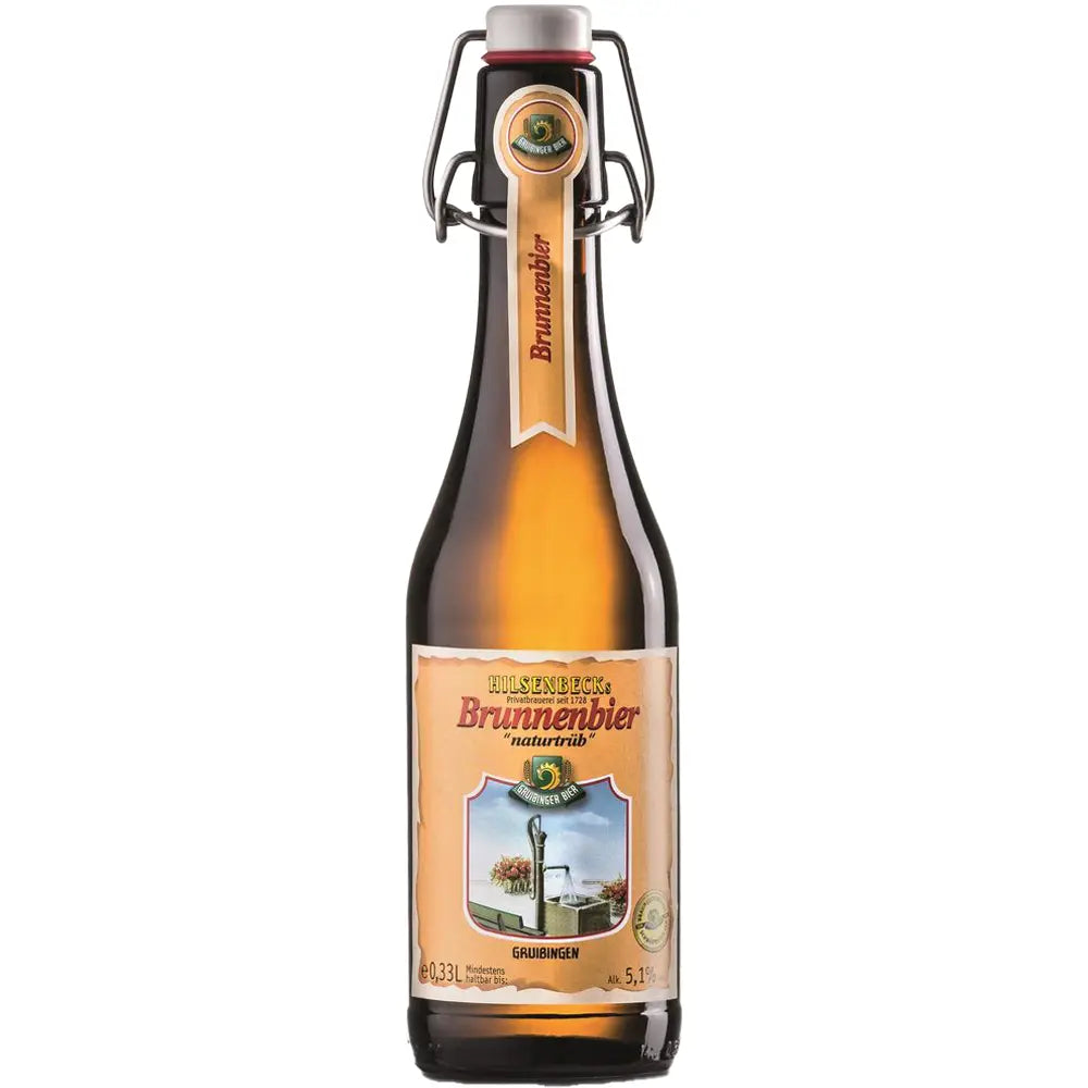 Eine Flasche Gruibinger Brunnenbier, ein naturtrübes Bier von Gruibinger, wird in 0,33-Liter-Flaschen (20er-Pack MEHRWEG) geliefert und trägt ein Etikett mit einem Brunnen und einer friedlichen Landschaftsszene.