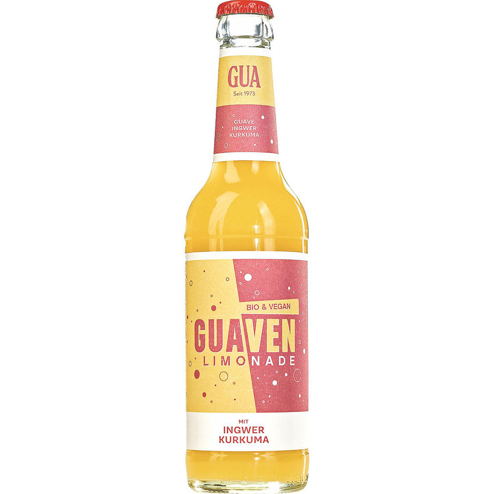 Eine 0,33-L-Glasflasche GUA Guave-Ingwer-Kurkuma Limo BIO & VEGAN mit rosa-weißem Etikett und gelb-orangefarbener Flüssigkeit.