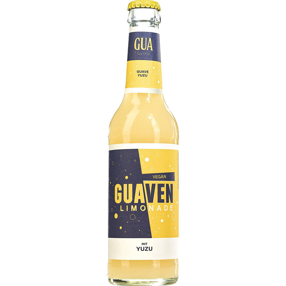 Eine GUA Guave-Yuzu Limo VEGAN 0,33L Flasche von GUA mit Guave- und Yuzu-Aromen und einem Etikett in Gelb und Marineblau.