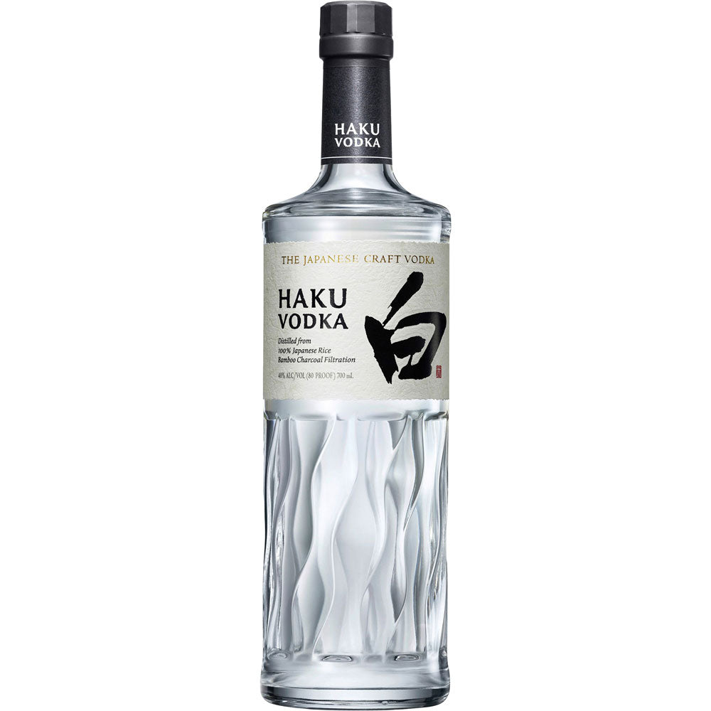 Eine 0,7-Liter-Flasche Haku Japanese Craft Vodka 40% von Haku, hergestellt aus japanischem Reiswodka, wird in einem gewellten, strukturierten Glas mit einem eleganten schwarzen Verschluss geliefert.