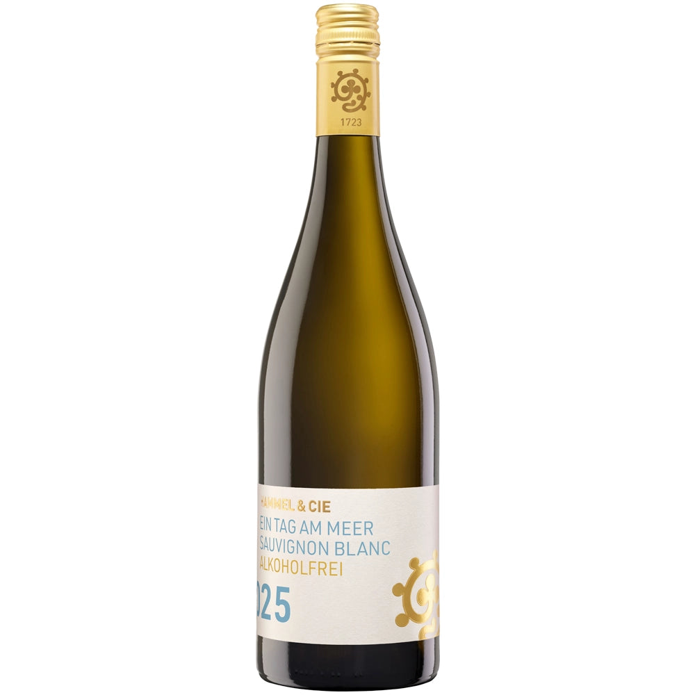 Eine Flasche „Weingut Hammel – Ein Tag am Meer“ Sauvignon Blanc alkoholfrei mit goldenem Verschluss und weißem Etikett, aufrecht stehend.