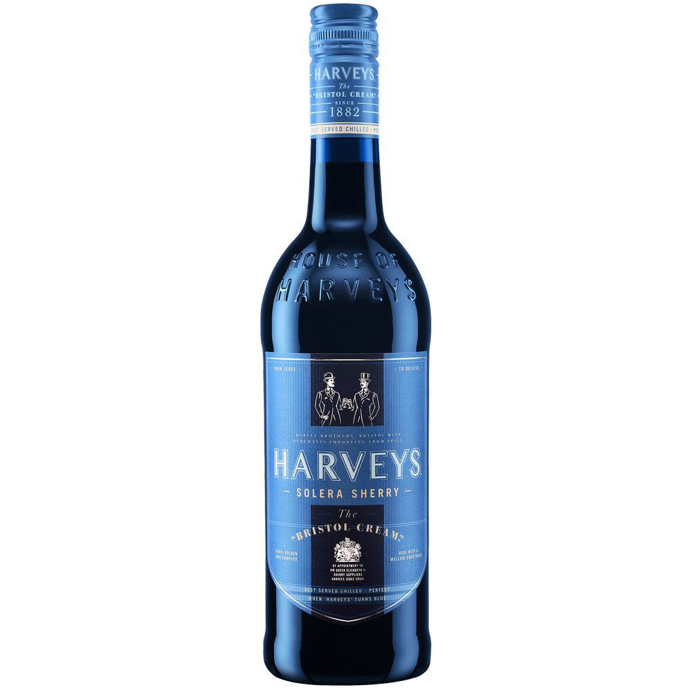 Eine 0,7-Liter-Flasche Harveys Bristol Cream 17,5% steht vor einem weißen Hintergrund und zeigt die kultige Marke Harveys, die für ihren beliebten Cream Sherry bekannt ist.