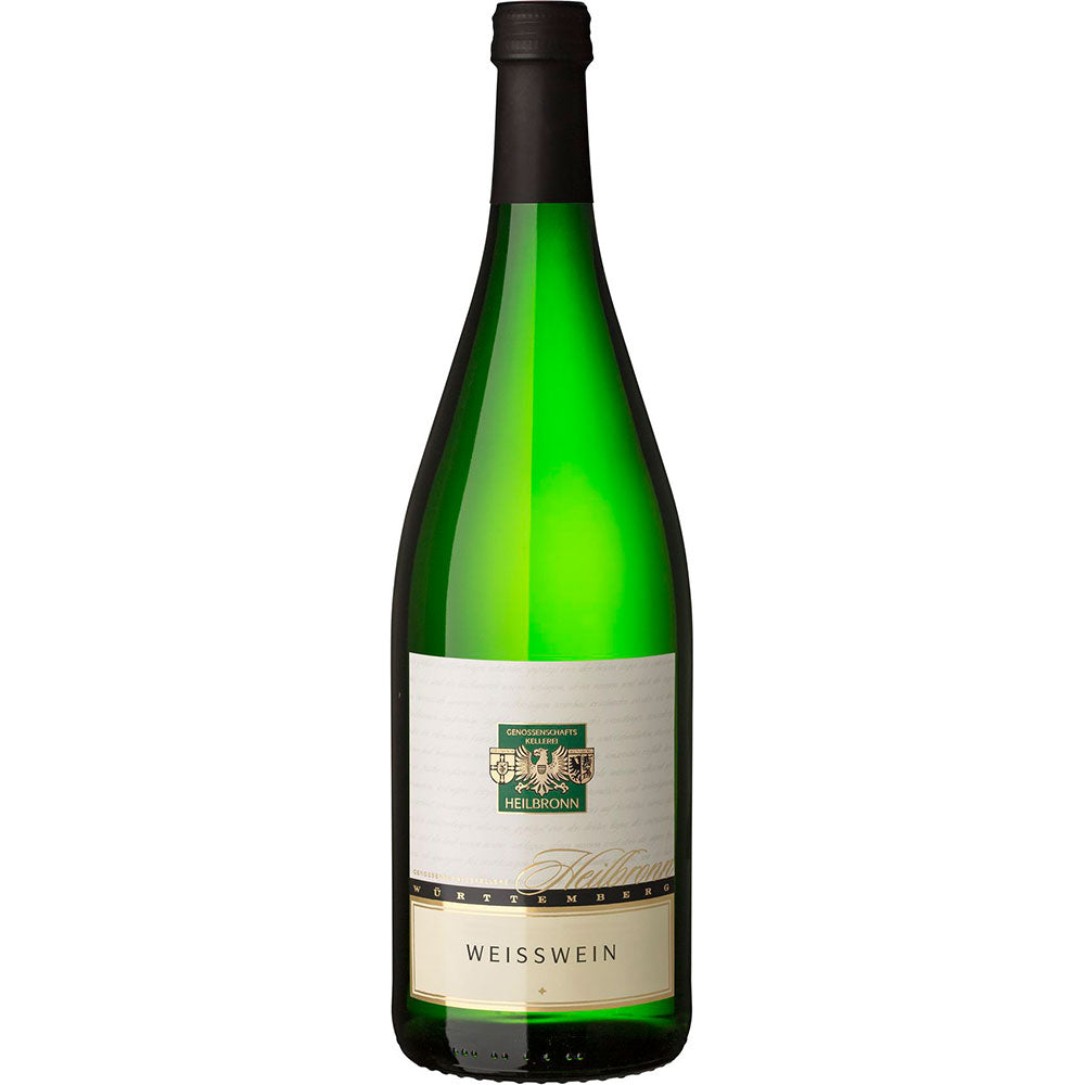 Eine grüne Flasche der Genossenschaftskellerei Heilbronn Weißwein 12x 1 Liter (MEHRWEG) steht vor einem weißen Hintergrund und repräsentiert den hochwertigen deutschen Weißwein der renommierten Marke Genossenschaftskellerei Heilbronn.