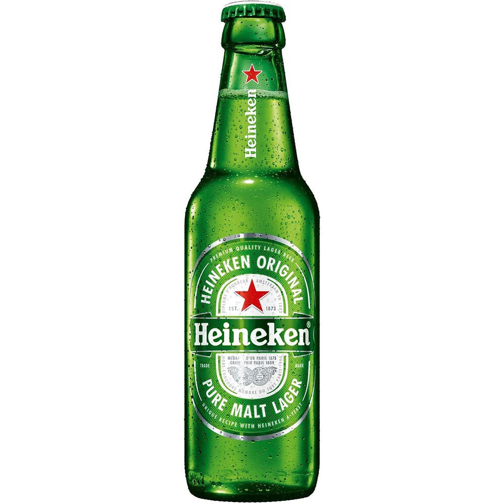 Eine grüne Glasflasche von Heineken Original Pilsener mit dem roten Stern und dem weißen Etikett der Marke steht vor einem weißen Hintergrund.