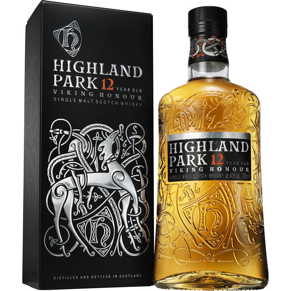 Highland Park 12 Jahre Single Malt Scotch Whisky 40% 0,7L hat ein verziertes Wikingermotiv auf der Flasche und wird in einer passenden schwarzen Box geliefert, die den Geist der Orkney-Inseln einfängt.