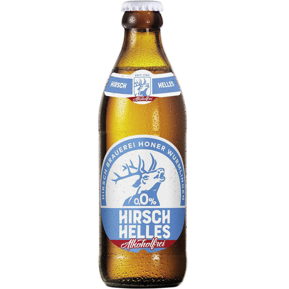 Eine Flasche Hirsch Brauerei Hirsch Helles 0,0% Alkoholfrei 20x0,33L (MEHRWEG) mit blauem Etikett, auf dem ein weißer Hirsch und der Text 0,0% abgebildet ist.