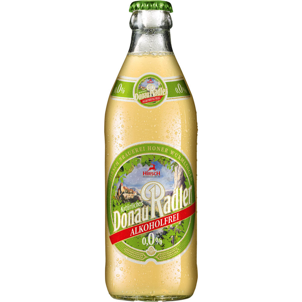Eine gekühlte Flasche Donau Radler Alkoholfrei 0,0% (20x 0,33L Mehrweg) der Hirsch Brauerei mit Kondensationsperlen auf dem Glas hebt sich von einem weißen Hintergrund ab.