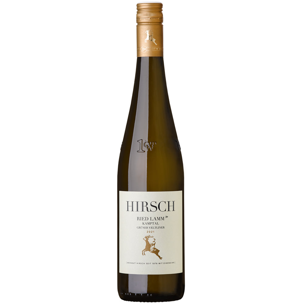 Eine braune Glasweinflasche mit der Aufschrift „Weingut Hirsch Grüner Veltliner Ried Lamm 1ÖTW Kamptal DAC 2021“ steht elegant vor einem weißen Hintergrund.