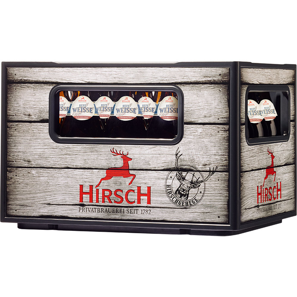 Ein Kasten Hirsch Alkoholfreie Weisse 20x 0,5L (MEHRWEG) Bierflaschen der Hirsch Brauerei, mit rustikalem Holzdesign und roten Hirsch-Logos an den Seiten.