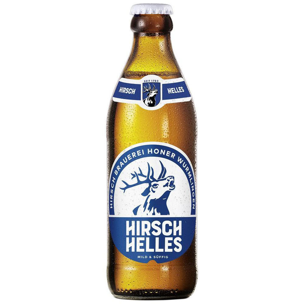 Eine Hirsch Helles 20x 0,33 Liter (MEHRWEG) Bierflasche der Hirsch Brauerei, mit Hirsch-Logo und Wassertropfen auf dem Glas.