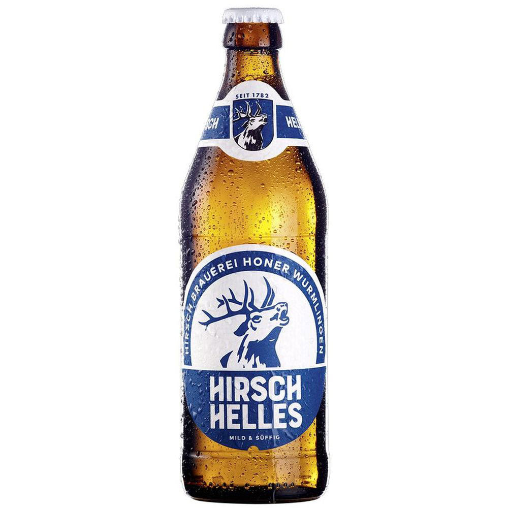 Eine braune Flasche Hirsch Brauerei Hirsch Helles 20x 0,5 Liter (MEHRWEG) mit einem blau-weißen Etikett, das einen Hirsch darstellt, der dieses klassische deutsche Lagerbier aus Wurmlingen repräsentiert.