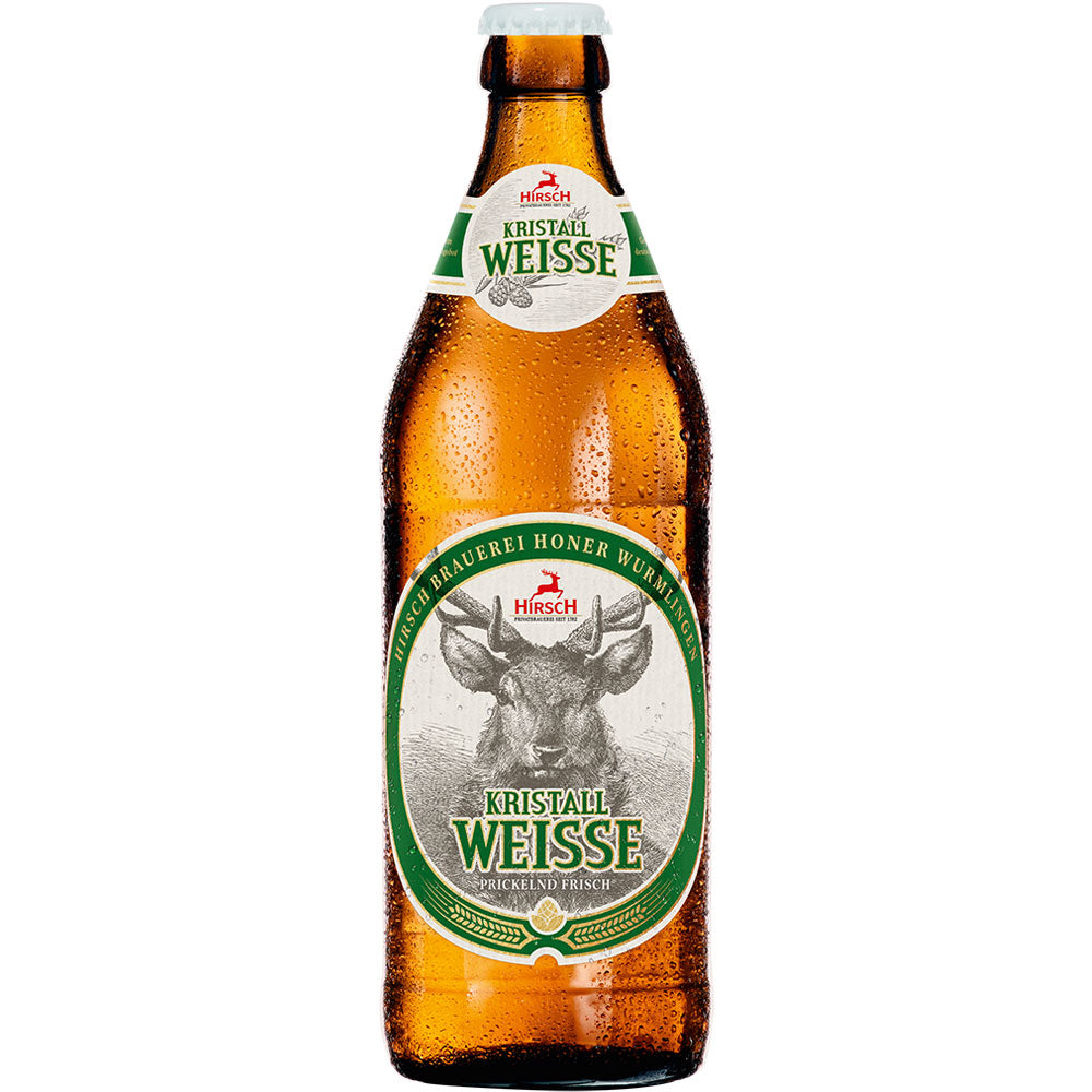 Die braune 0,5-Liter-Flasche der Hirsch Kristall Weisse der Hirsch Brauerei, Gewinner des World Beer Awards, zeigt auf ihrem Etikett eine Hirsch-Illustration und präsentiert dieses kristallklare Weizenbier. Erhältlich in einer 20x 0,5L Mehrweg-Packung.