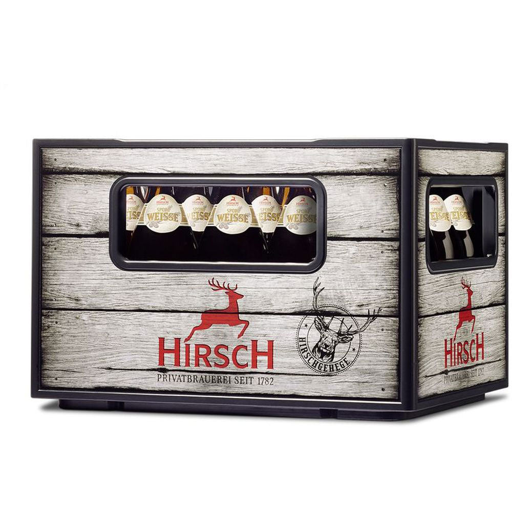 Kiste Hirsch Sport Weisse 20x 0,5L (MEHRWEG) von der Hirsch Brauerei, mit rustikalem Holzdesign und charakteristischem Rotwild-Logo - das ideale Weissbier für echte Weissbierliebhaber.