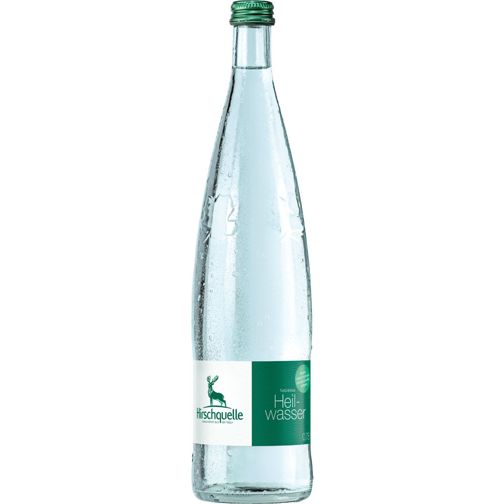 Eine Klarglasflasche Hirschquelle Glas 9x0,75 Liter (MEHRWEG) der Marke Hirschquelle mit grün-weißem Etikett auf weißem Hintergrund.
