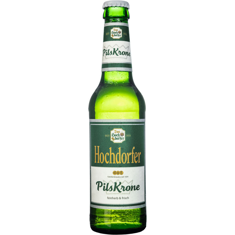 Eine grüne Glasflasche Hochdorfer Pils-Krone 24x 0,33 Liter (MEHRWEG) der Hochdorfer Kronenbrauerei, gebraut mit Hallertauer Traditionshopfen für ein authentisches Schwarzwaldbier-Erlebnis.
