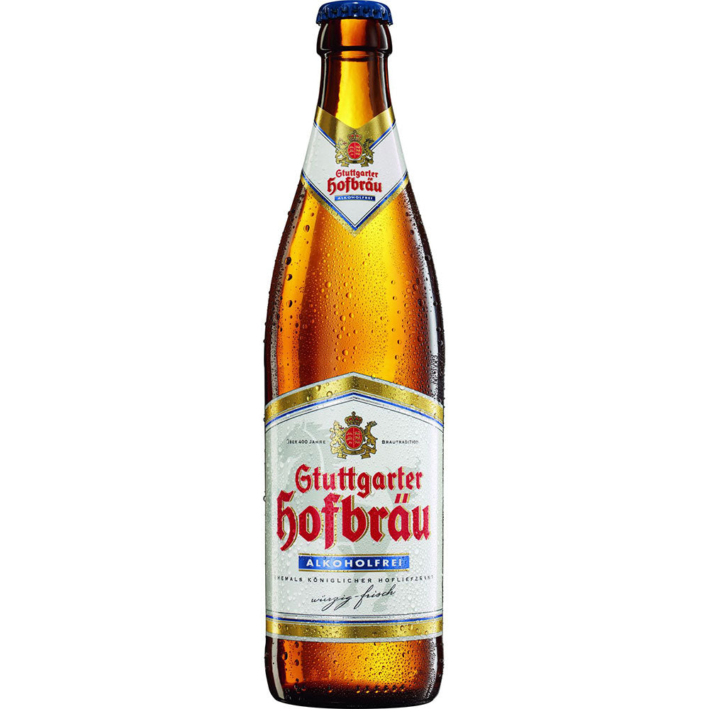 Eine gekühlte Flasche Stuttgarter Hofbräu Alkoholfrei 0,5L mit erfrischendem Kondenswasser hebt sich vor einem weißen Hintergrund ab. Das abgebildete Produkt ist Teil der 20x 0,5 Liter (MEHRWEG) Packung von Stuttgarter Hofbräu.