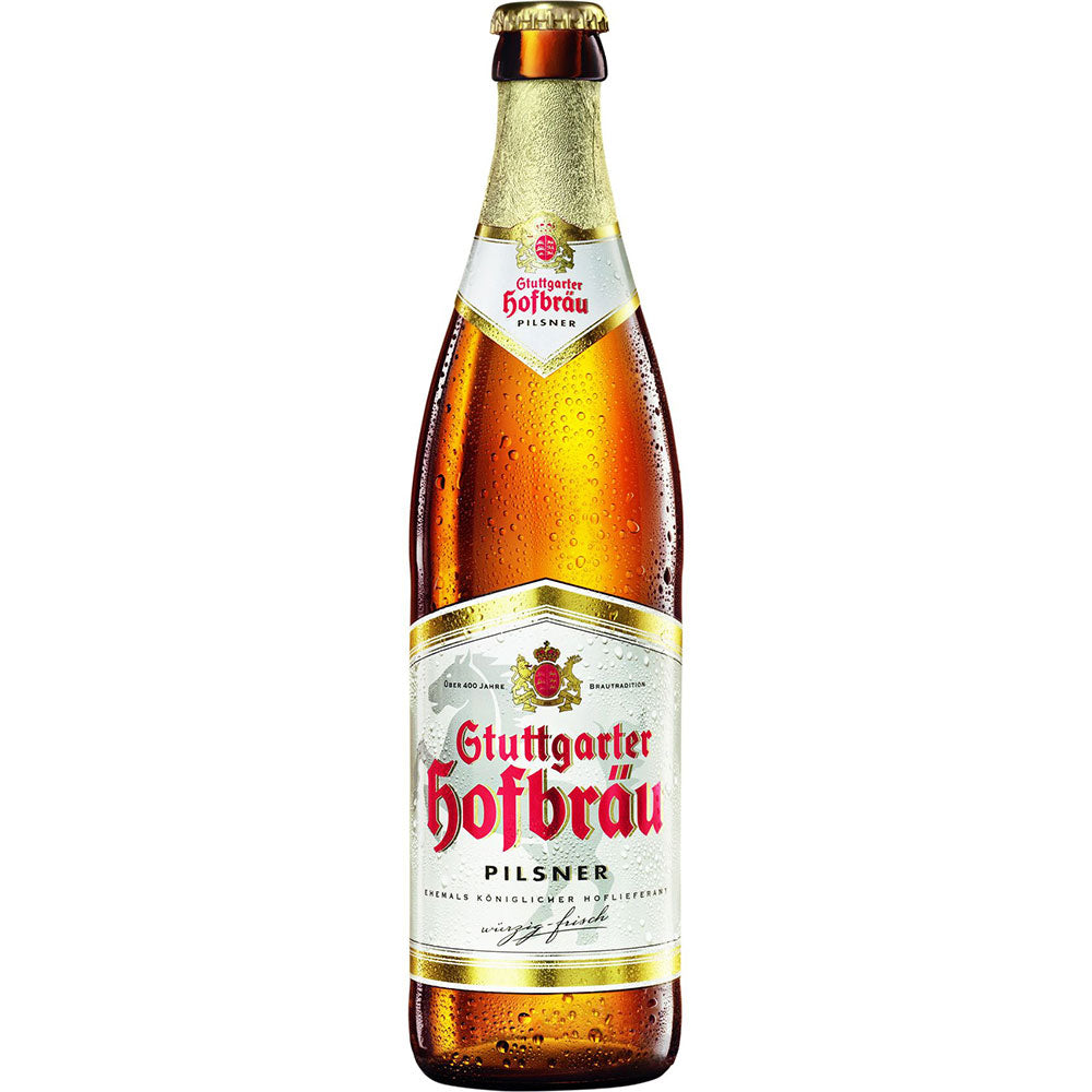 Eine gekühlte Braunglasflasche Stuttgarter Hofbräu Pilsner 20x 0,5 Liter (MEHRWEG) von Stuttgarter Hofbräu, mit weißem Etikett und Beschlag, hebt echte deutsche Braukunst hervor.