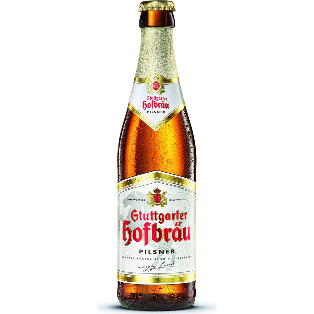 Eine 0,33-Liter-Flasche Stuttgarter Hofbräu Pilsner (24er-Pack, MEHRWEG) von Stuttgarter Hofbräu hat einen goldenen Verschluss und ein weißes Etikett. Mit Tettnanger Hopfen gebraut, spiegelt es die traditionelle schwäbische Brauerei wider. Abgebildet auf weißem Hintergrund.