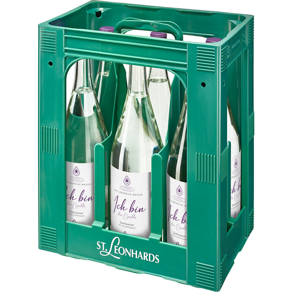 Eine grüne Kiste enthält sechs 1-Liter-Flaschen Ich bin die Quelle Still von St. Leonhardsquelle, die stilles Mineralwasser (Mehrweg) enthalten.