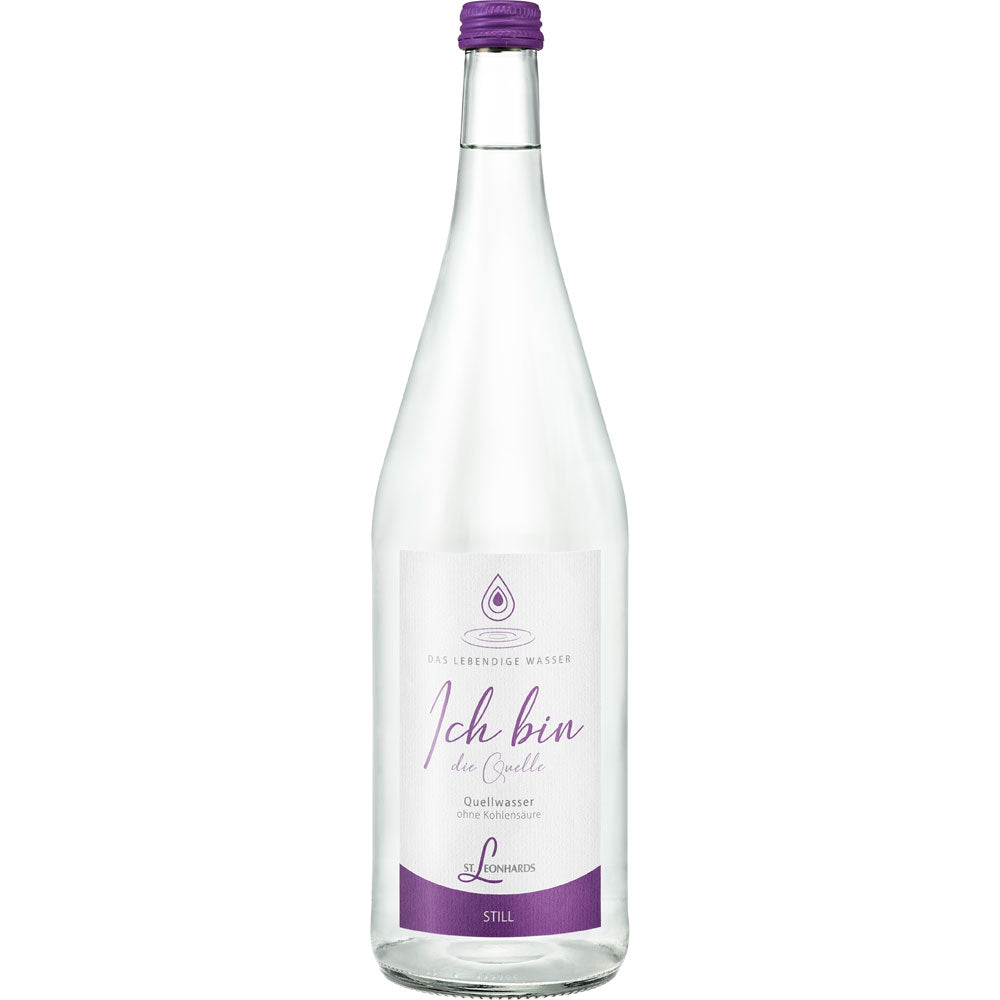 Klarglasflasche mit violettem Verschluss und Etikett, enthält "Ich bin die Quelle Still 6x 1 Liter (MEHRWEG)" von St. Leonhardsquelle - ein niedrig mineralisiertes Mineralwasser aus artesischer Quelle, auf Deutsch beschriftet.