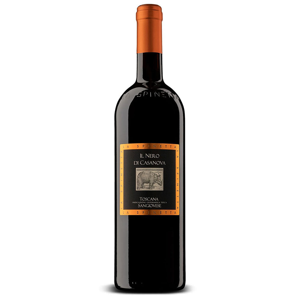 Eine Flasche La Spinetta Il Nero Di Casanova IGT 2021, ein italienischer Rotwein von La Spinetta, mit auffälliger orangefarbener Folie und Etikett.