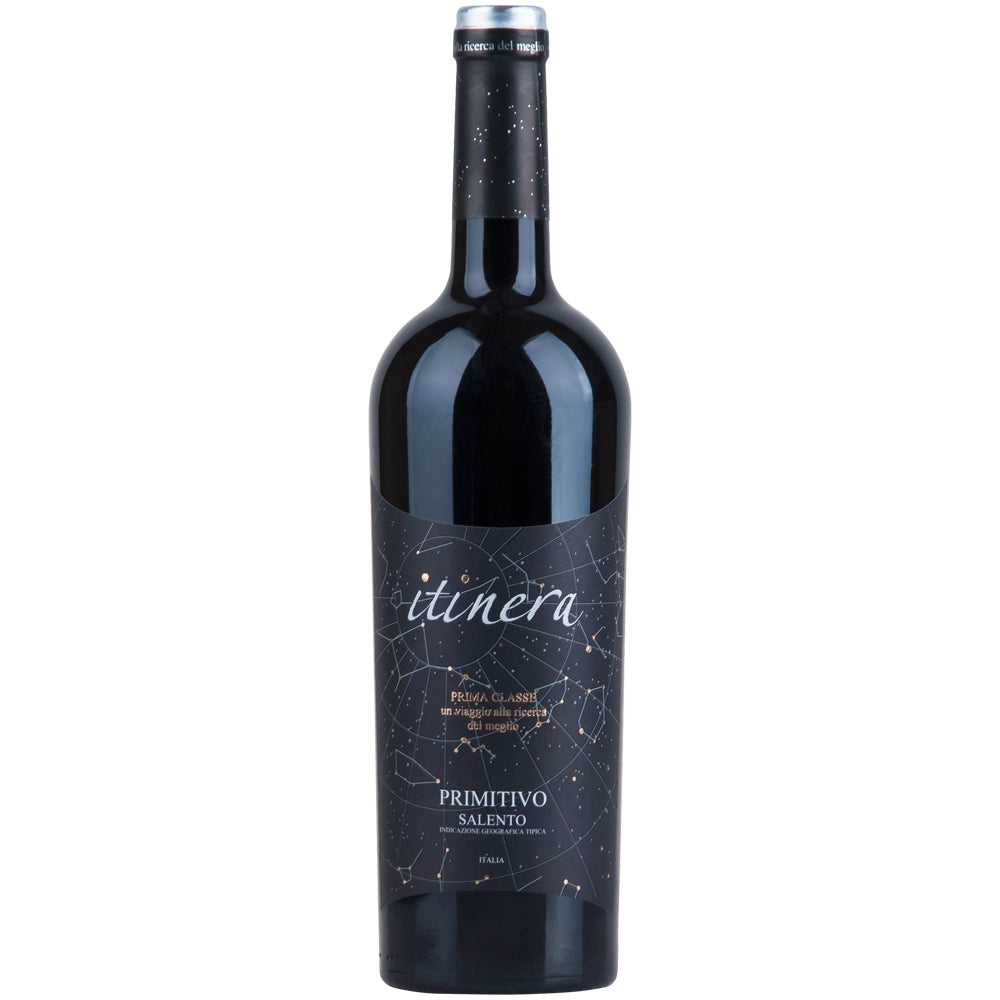 Eine Flasche Itinera Prima Classe Primitivo Salento IGT 2023 Rotwein mit einem schwarzen Etikett, das mit Sternbildmotiven verziert ist und die raffinierte Kunstfertigkeit von Itinera sowie den unverwechselbaren Charakter der apulischen Weine zur Geltung bringt.