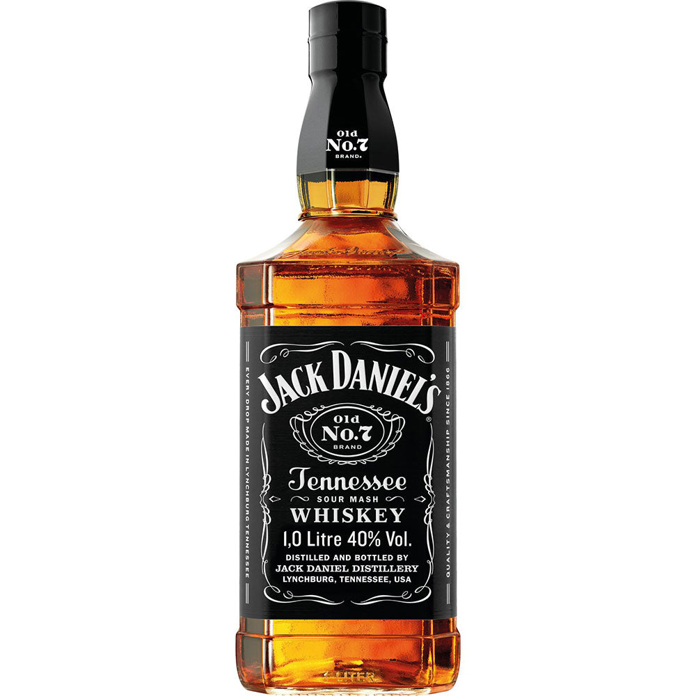 Eine 1-Liter-Flasche Jack Daniels Tennessee Whiskey 40%, hergestellt mit Charcoal Mellowing für Geschmeidigkeit und mit dem klassischen schwarzen Etikett mit weißem Text.