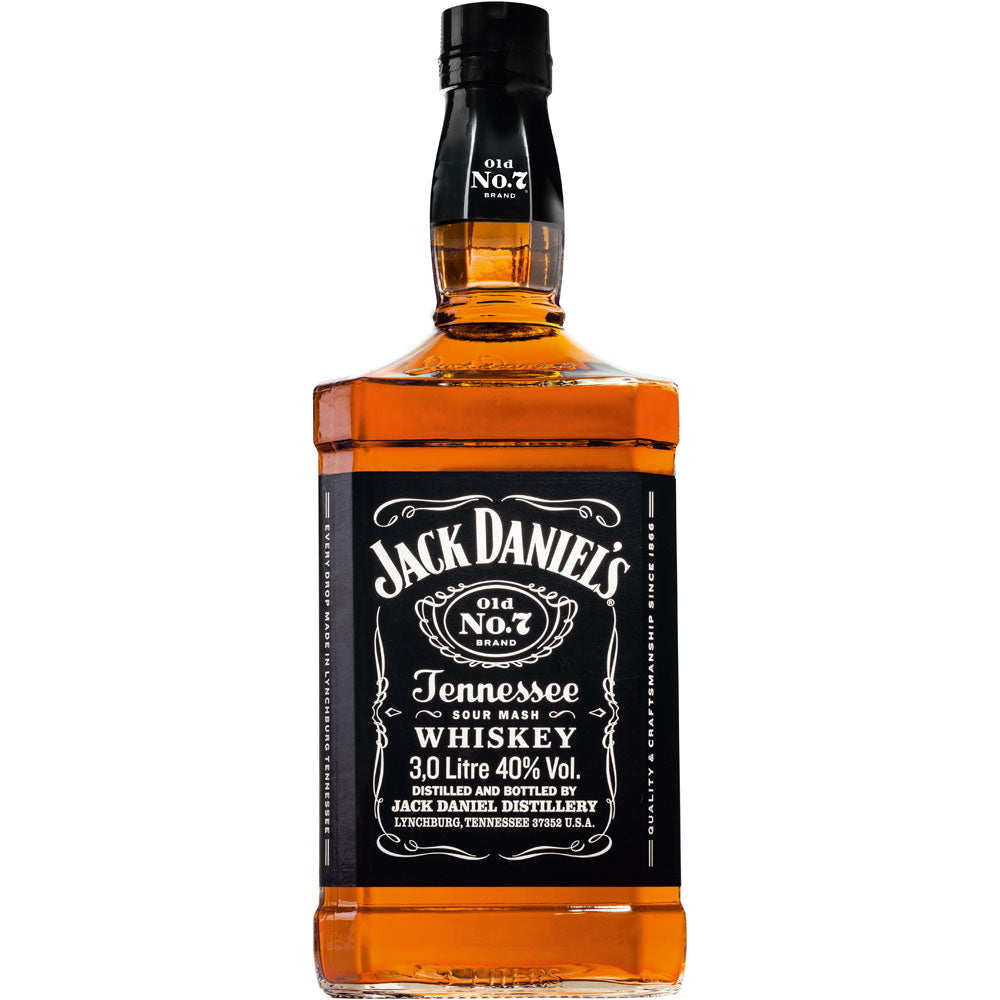 Eine 3-Liter-Flasche Jack Daniels Tennessee Whiskey 40%, bekannt für sein kultiges schwarzes Etikett und seinen sanften Geschmack, hergestellt nach dem Lincoln County Process.
