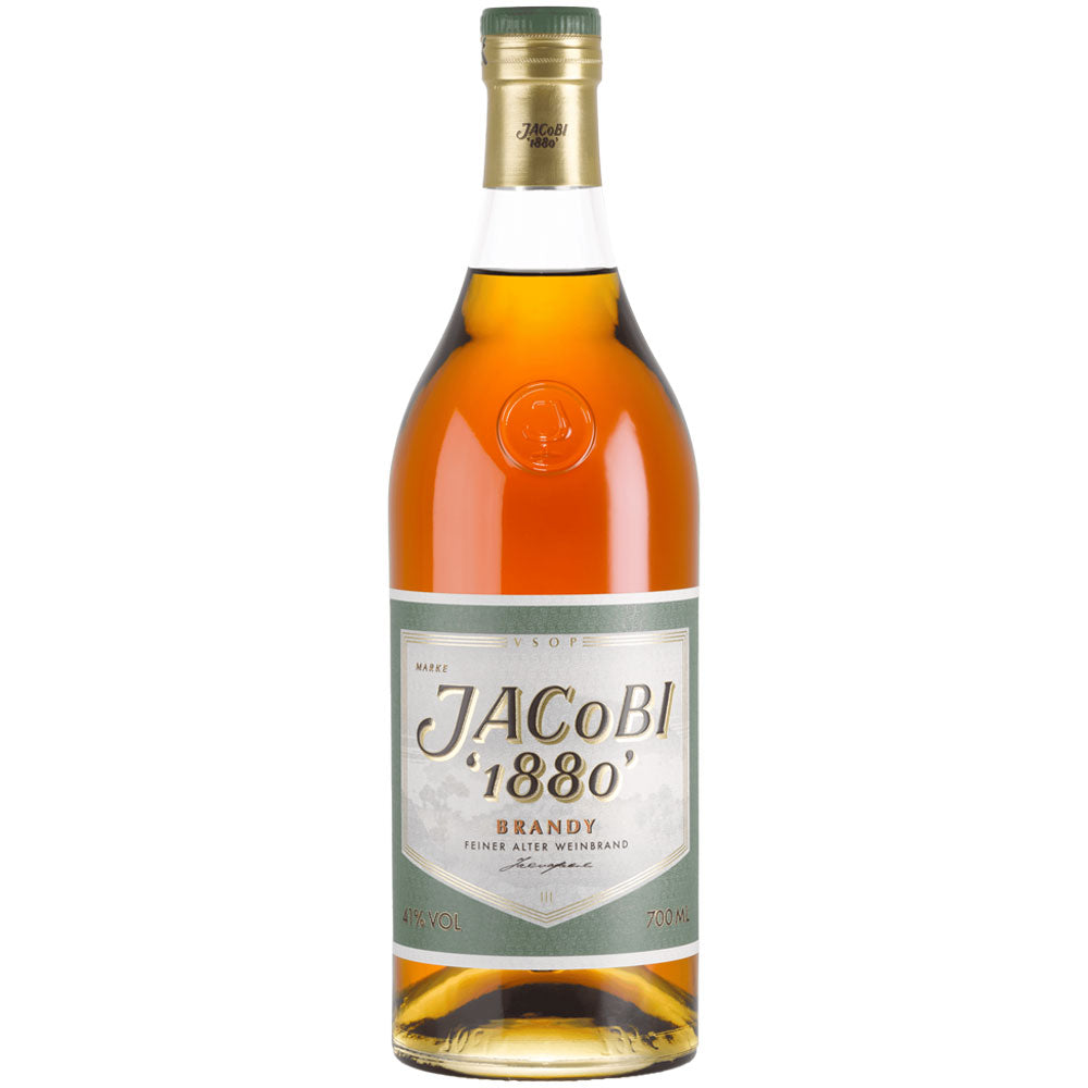 Eine 0,7-Liter-Flasche Jacobi 1880 Brandy VSOP (41%) mit goldenem Verschluss und weiß-grünem Etikett, gereift in Eichenfässern aus Limousin für einen raffinierten Geschmack.