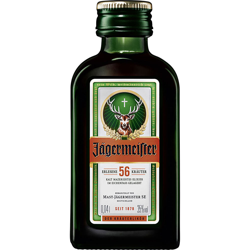 Eine 0,04-l-Flasche Jägermeister-Kräuterlikör (35 %) mit dem ikonischen grünen Etikett, Hirsch und Kreuz der Marke Jägermeister.